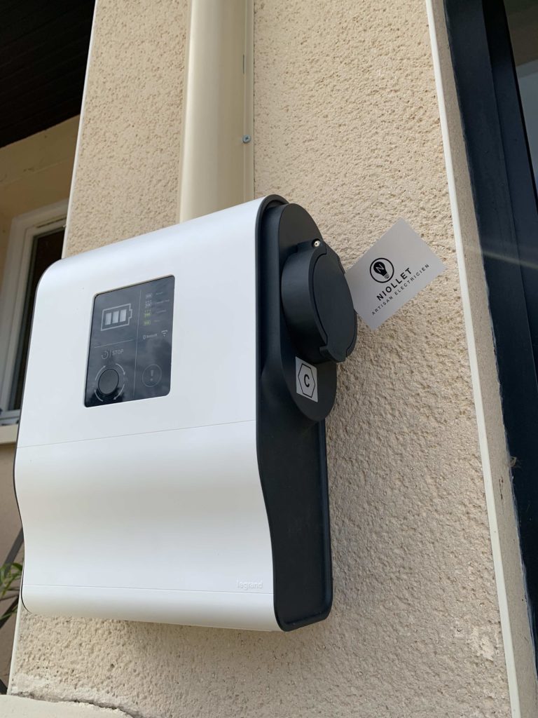 Borne de recharge 7kW Legrand Green Up Premium 86140 SCORBÉ-CLAIRVAUX